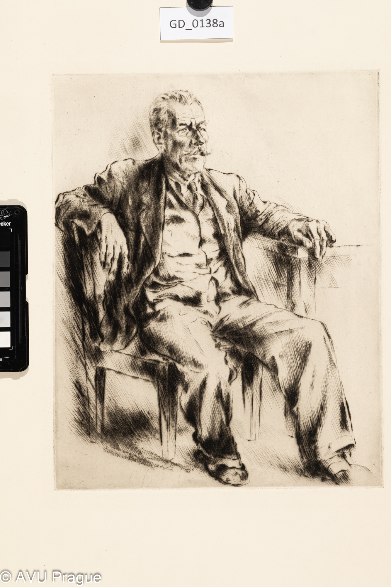 Rudolf Klimovič; Sedicí figura staršího muže s knírem;Suchá jehla; 31,3 x 24,7; 60,5 x 48,2; Silovský