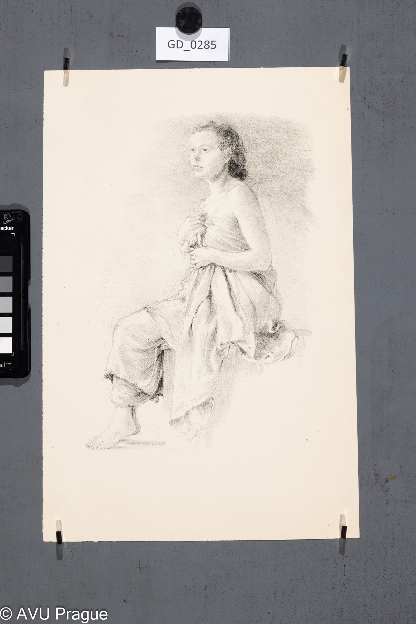 Zdeňek Jeřábek, Sedící modelka s draperii, Litografie, 26 x 17, 35 x 23,5Pukl