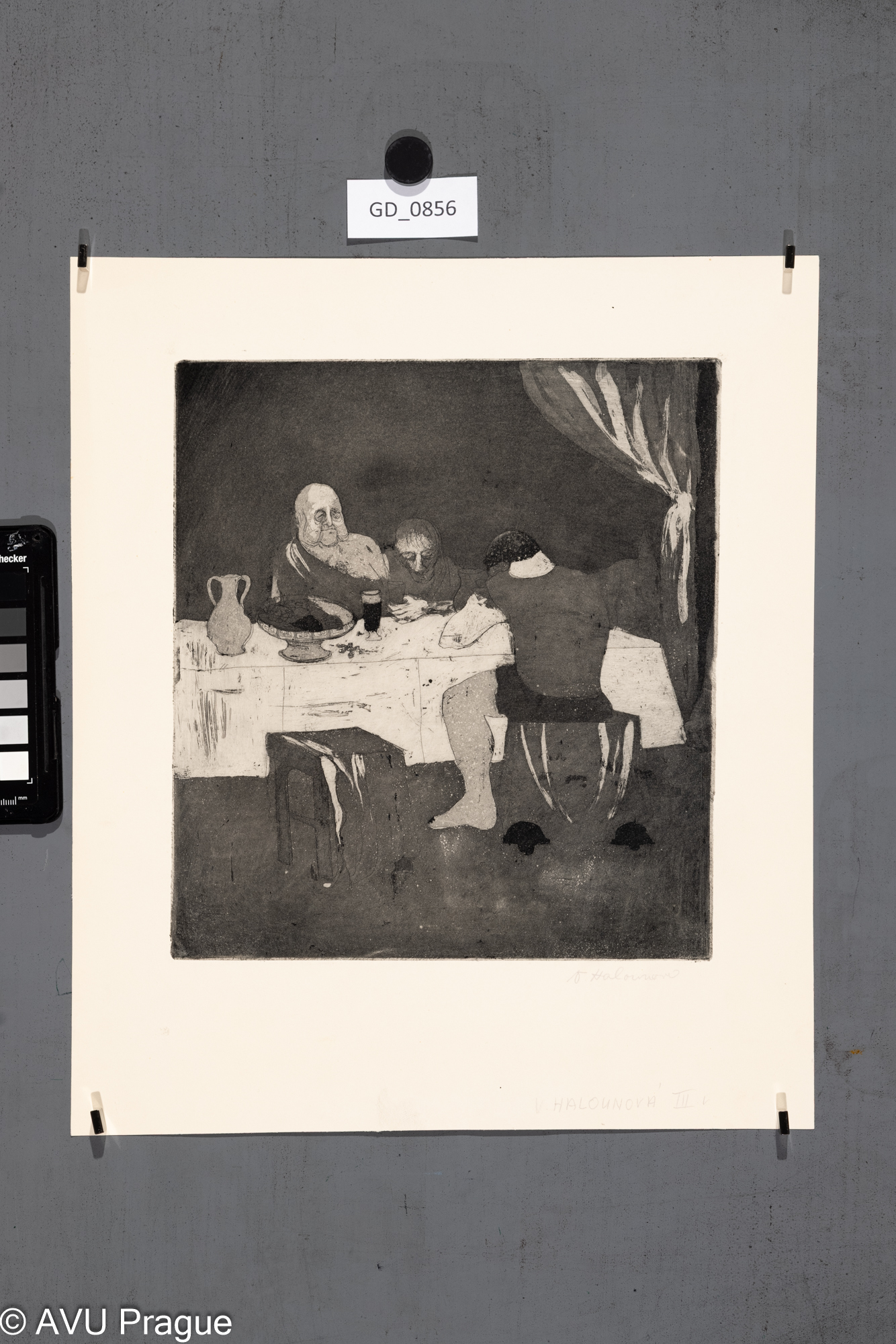 Václava Halounová, Tři sedící postavy u prostřeného stolu, 70. léta, Lept / akvatinta, 25,2 x 22,6, 36,5 x 30,9,Ondráček