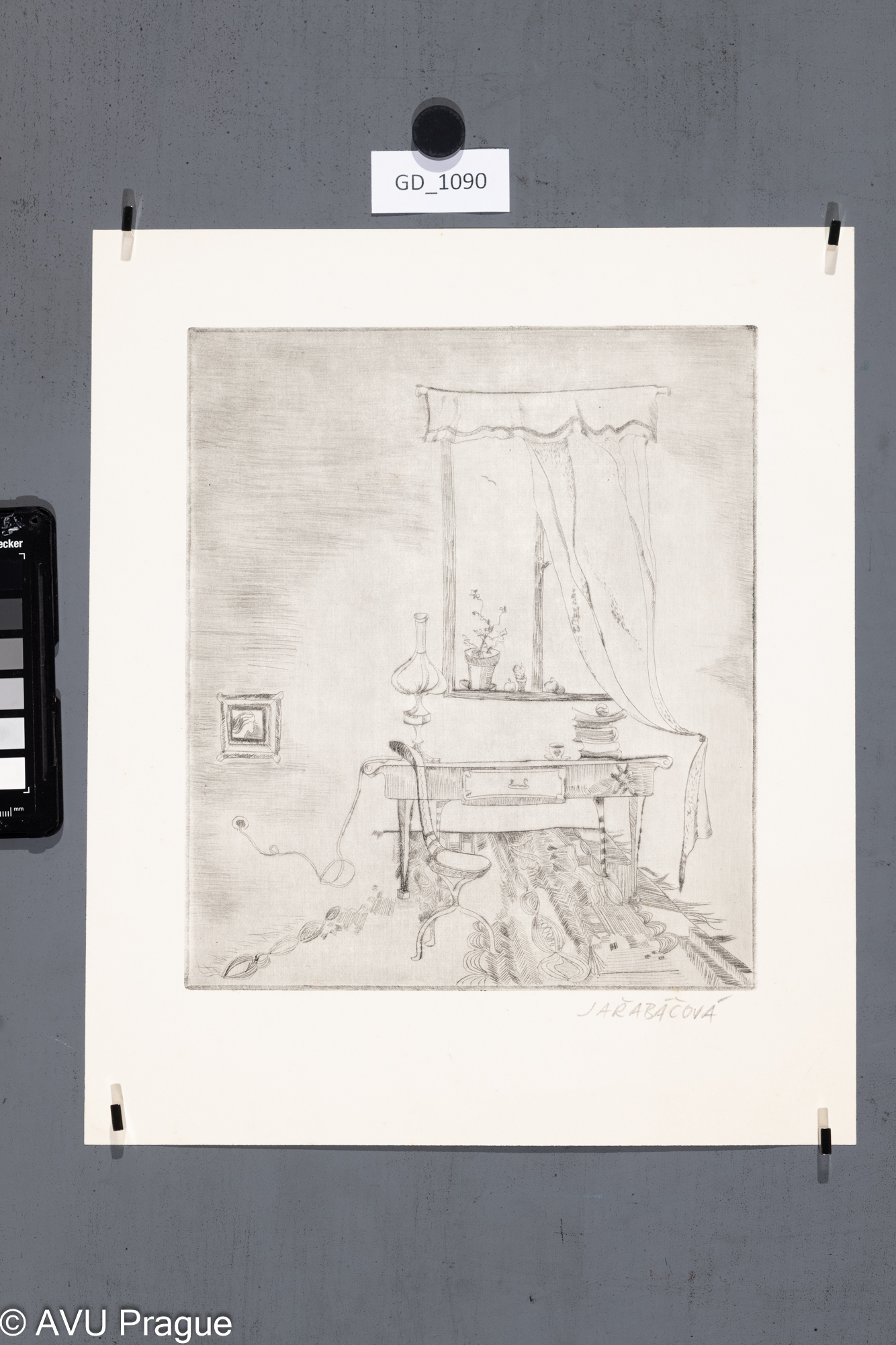 Radana Jařabáčová, Okno s petrolejovou lampou, Suchá jehla,25 x 21,6, 34,7 x 29, Čepelák