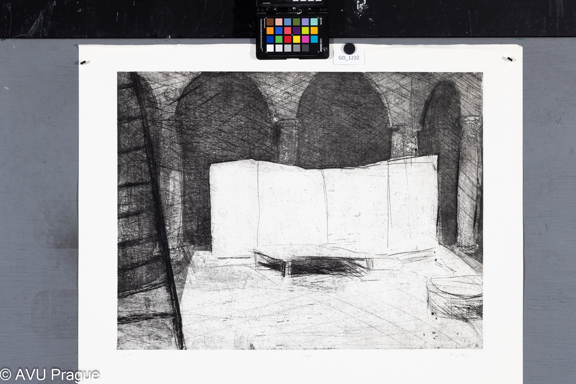 Bruno Zöllner, Hala MG AVU s praktikáblem a zástěnou, Lept / akvatinta / suchá jehla,        
47,6 x 62,7, 61,3 x 75.9,