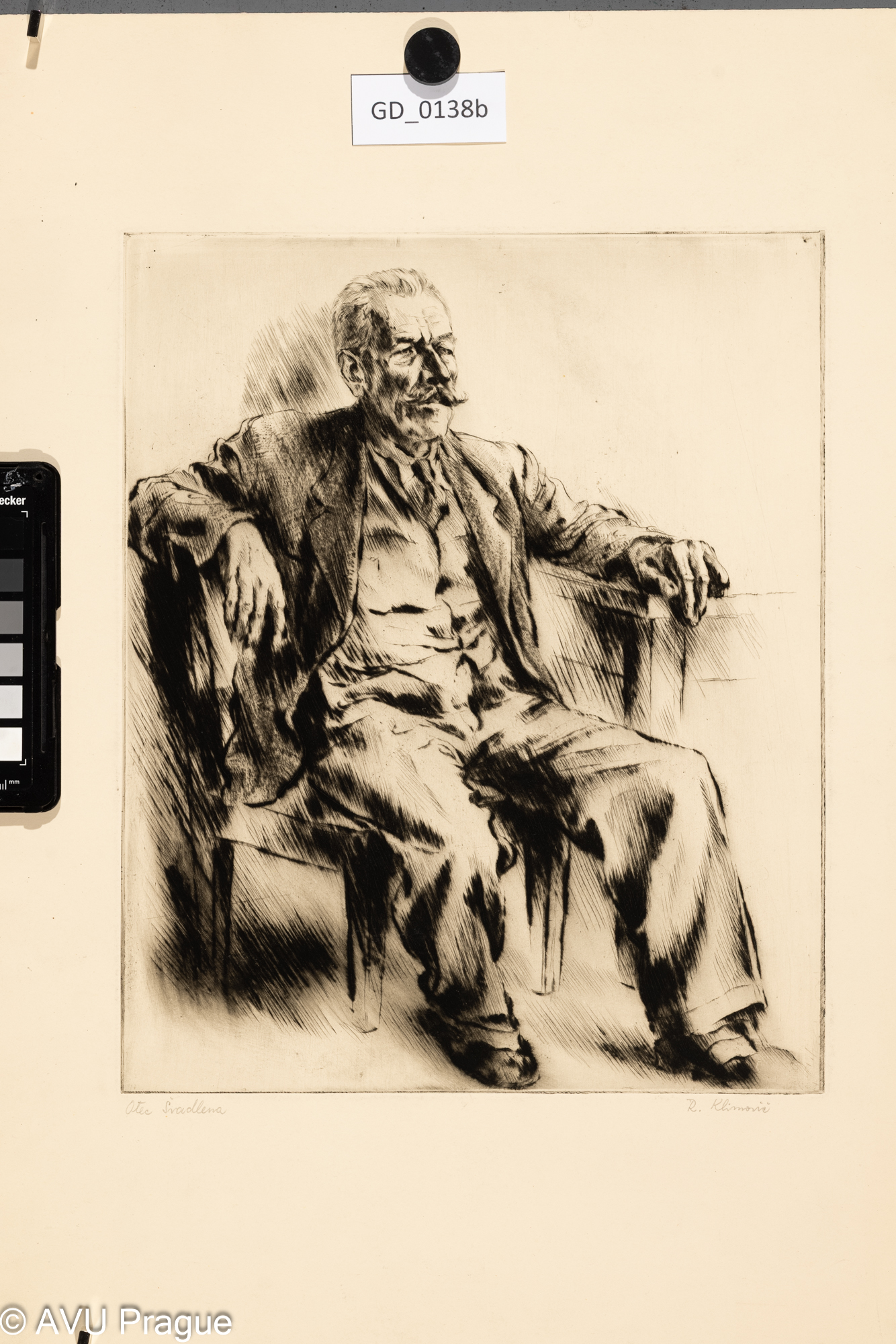 Muž s knírem  sedící u stolu