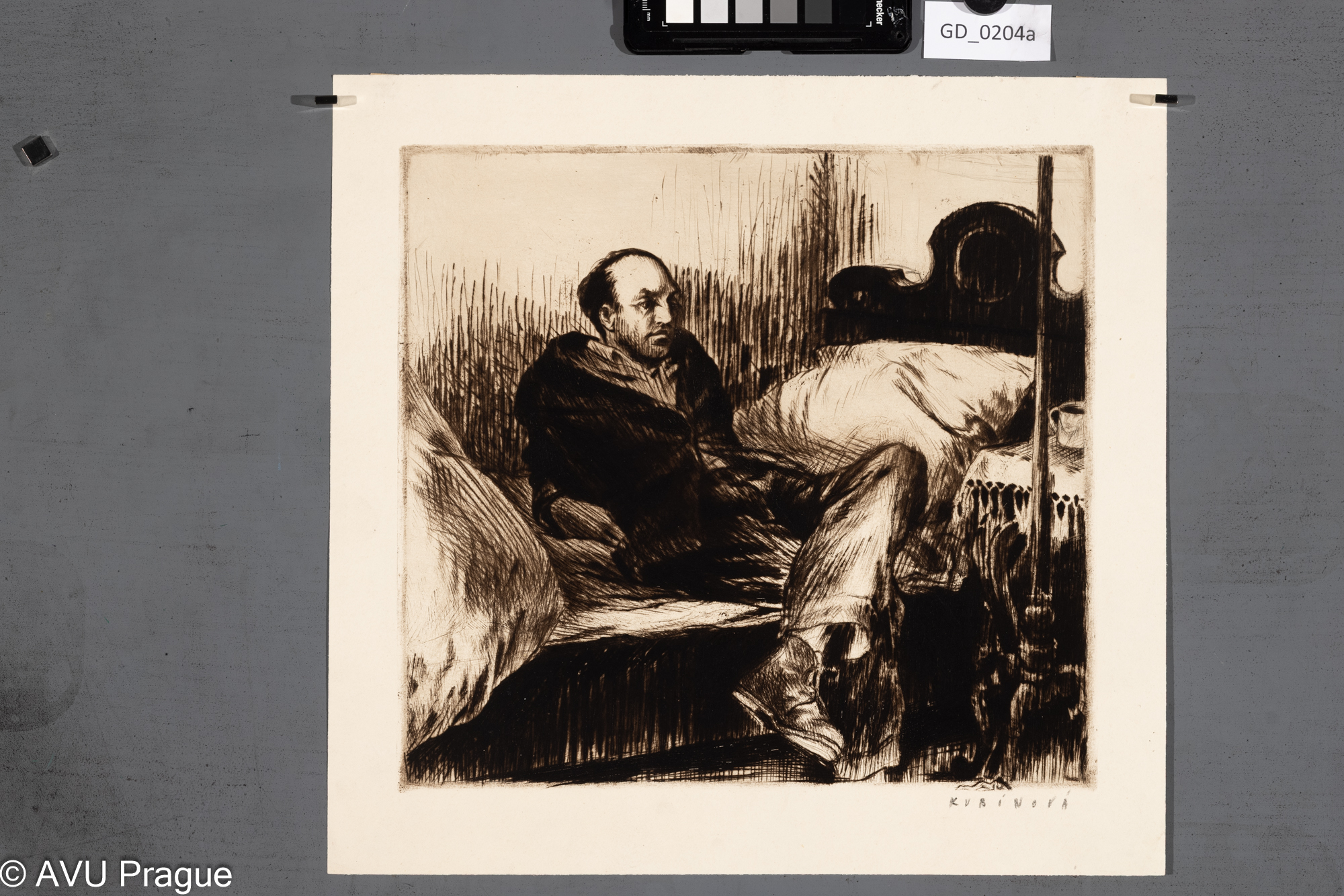 Muž sedící na posteli