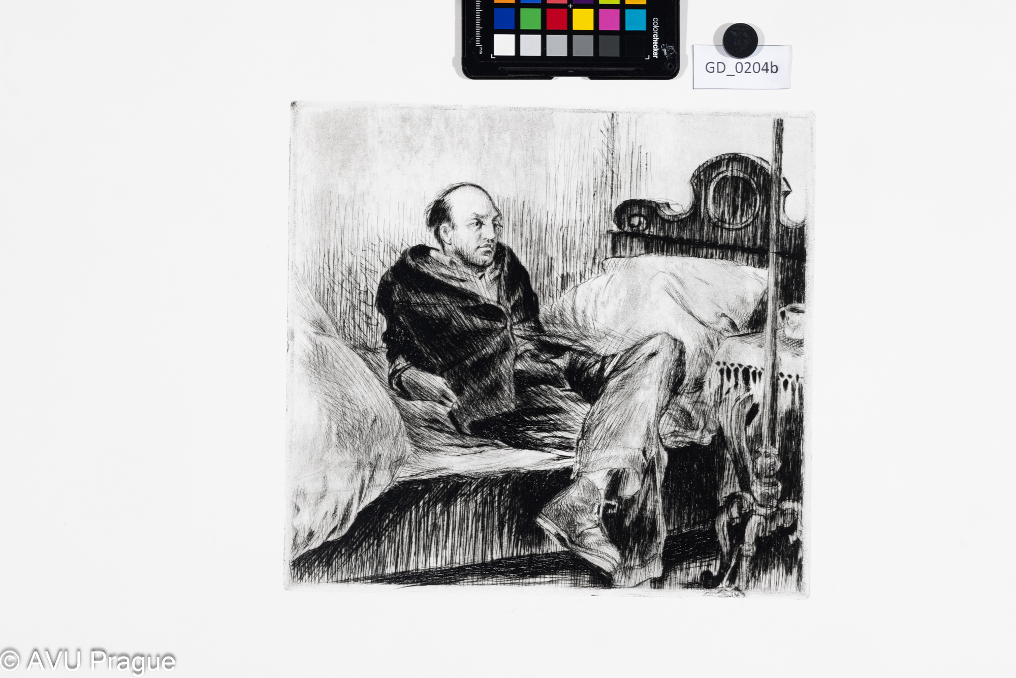 Muž sedící na posteli