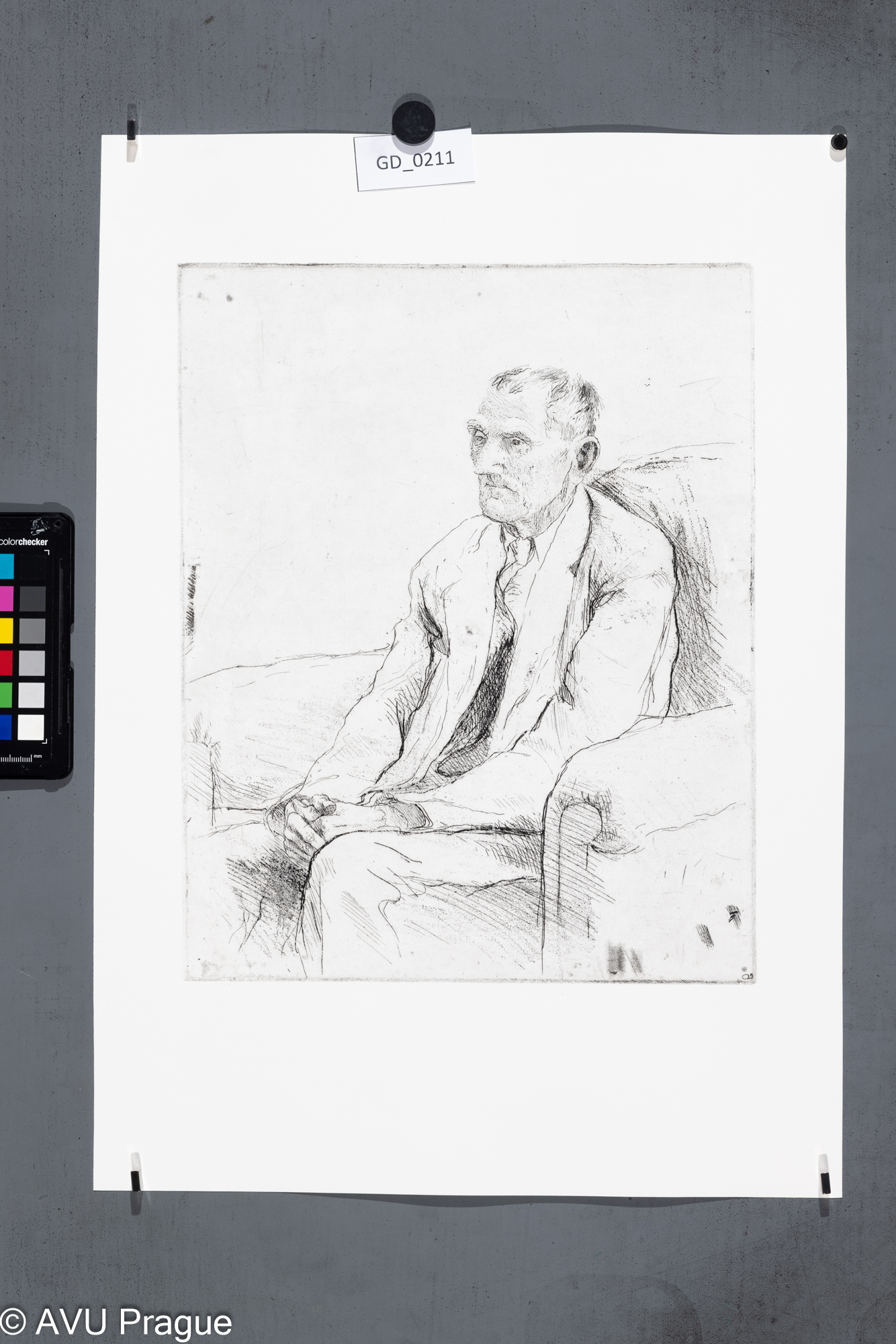 Sedící starý muž