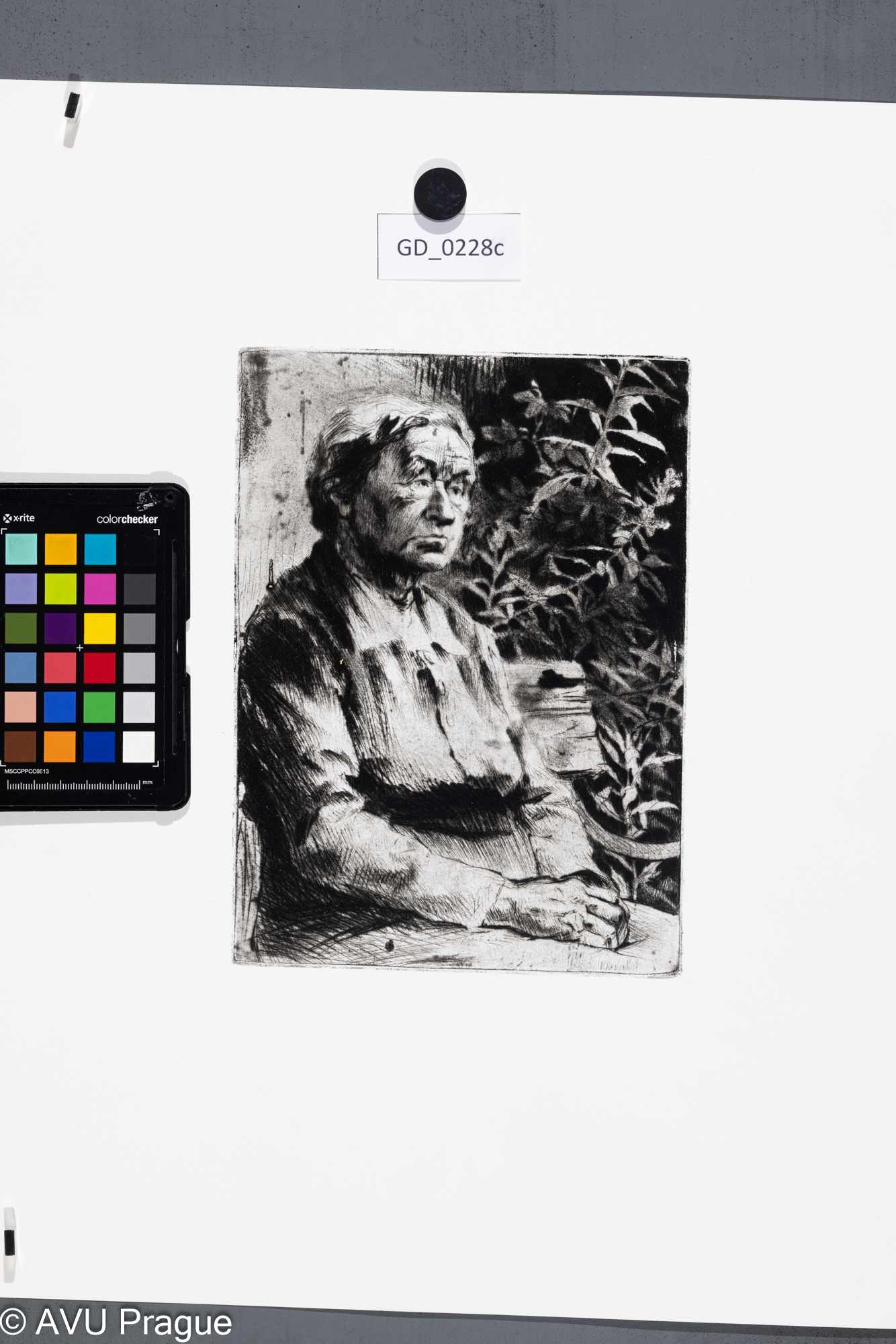 Stará žena na lavičce