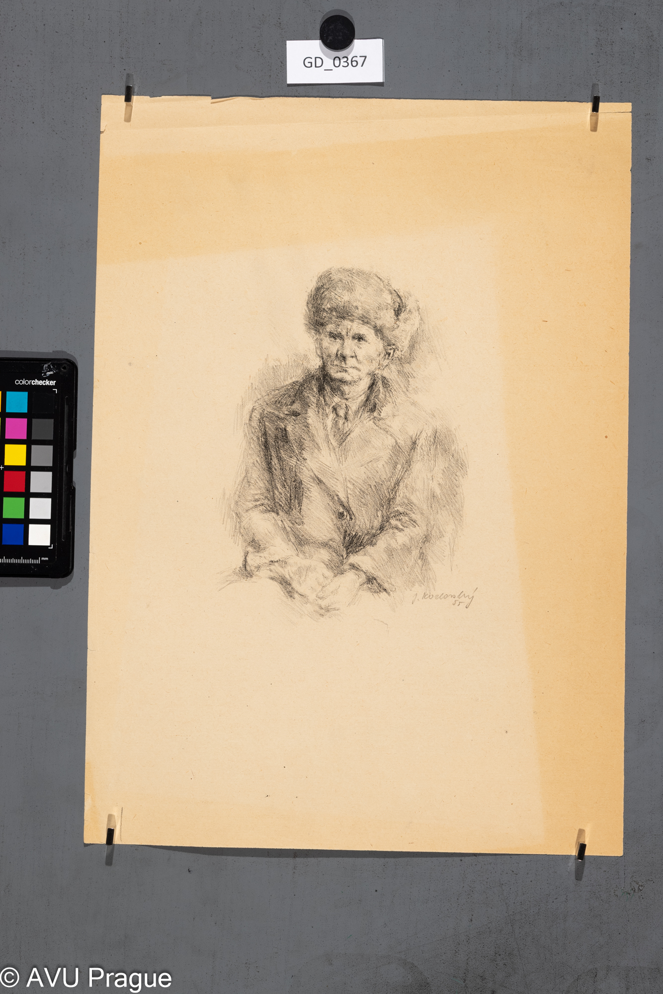 Sedící muž s čepicí