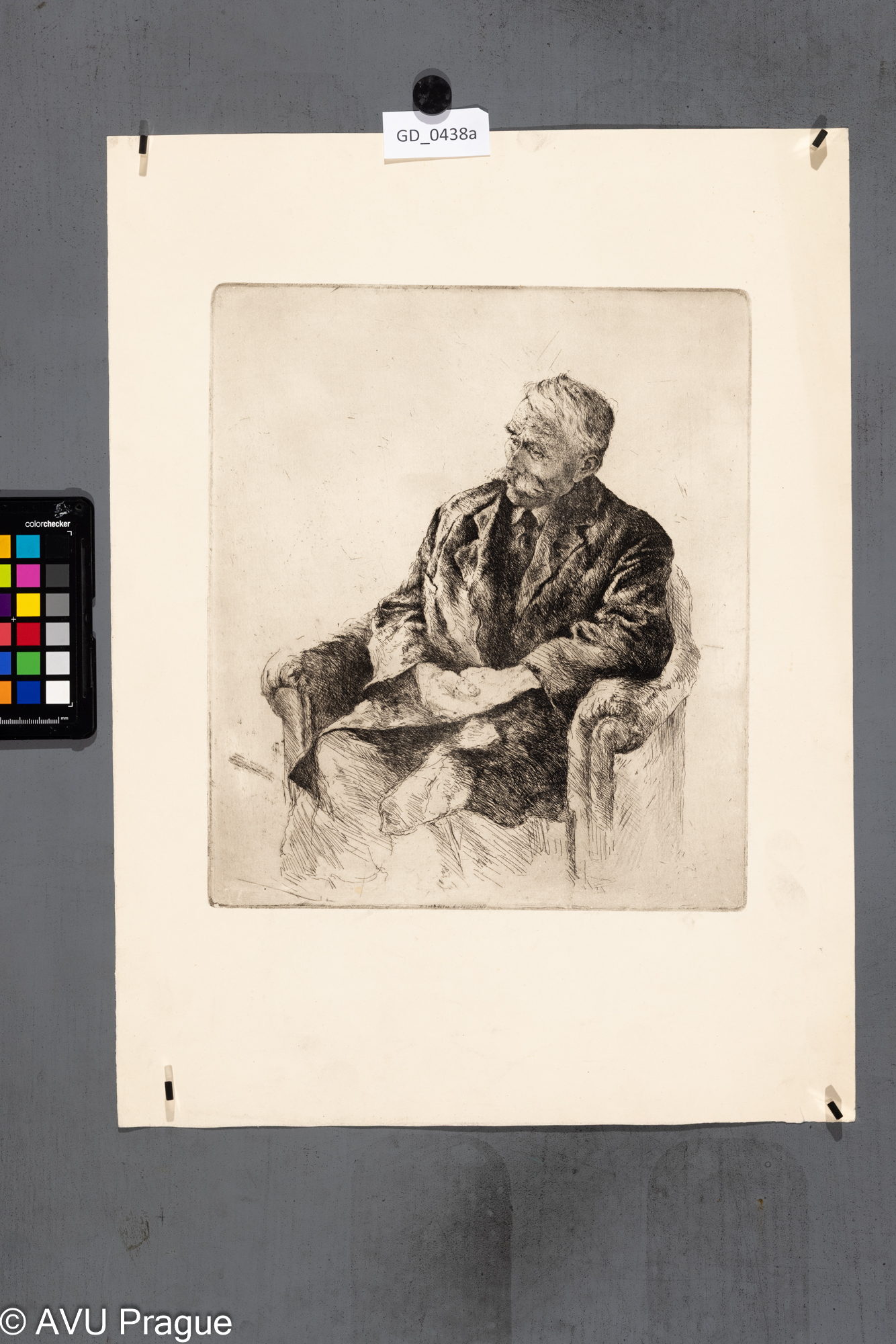 Sedící starší muž s knírem