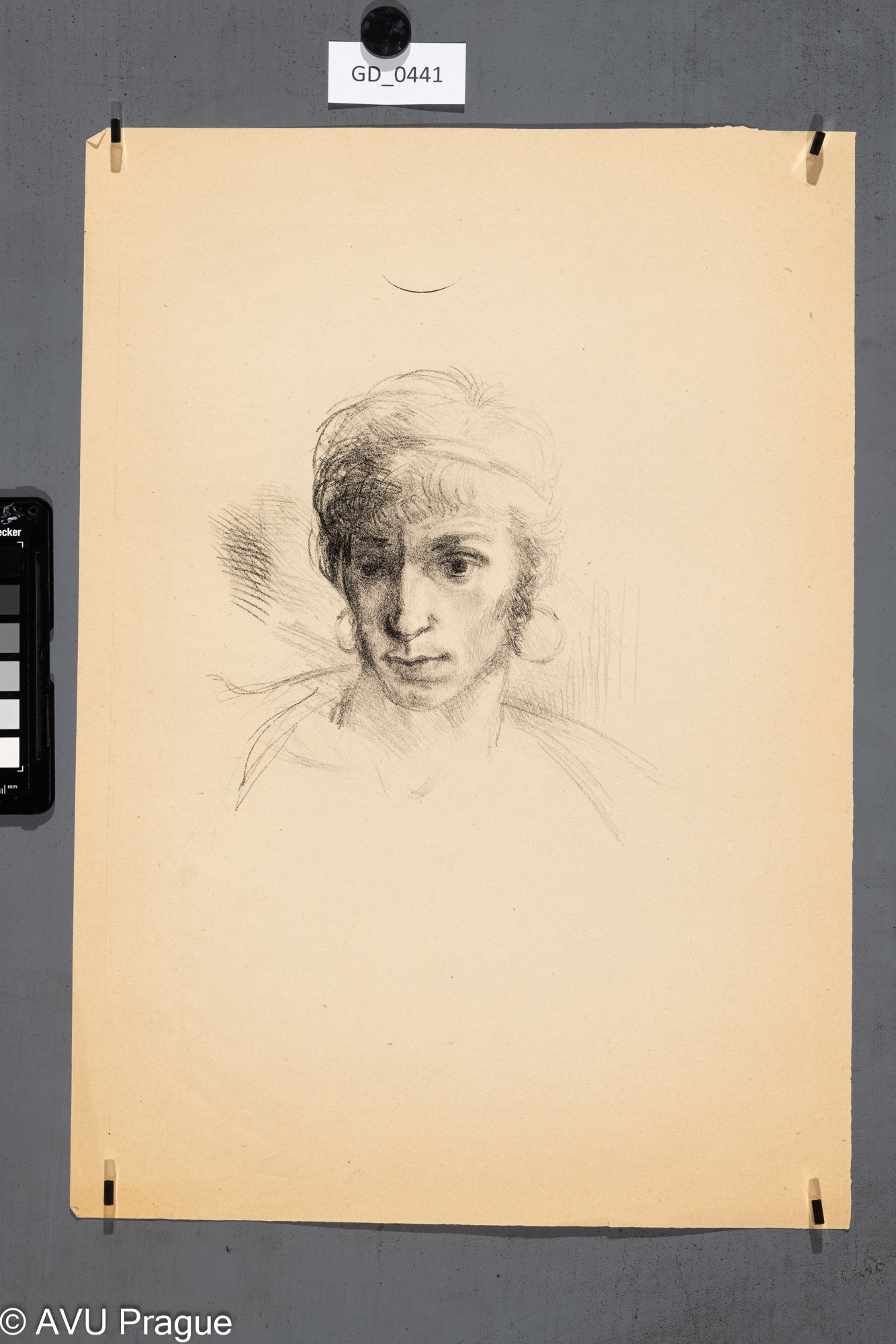 Hlava muže s náušnicemi