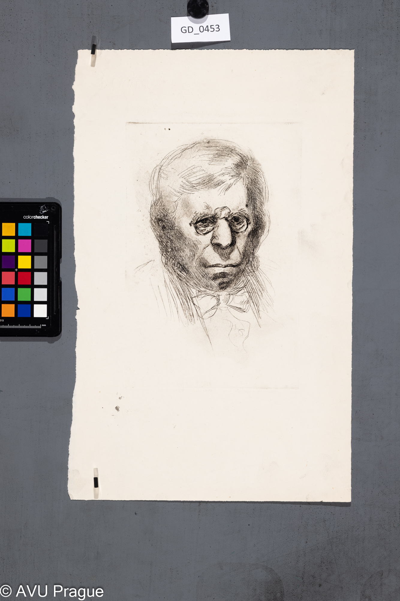 Hlava muže s brýlemi