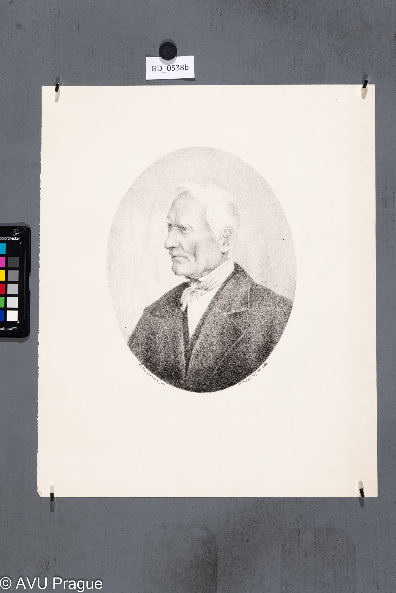 Poloprofil muže s vázankou