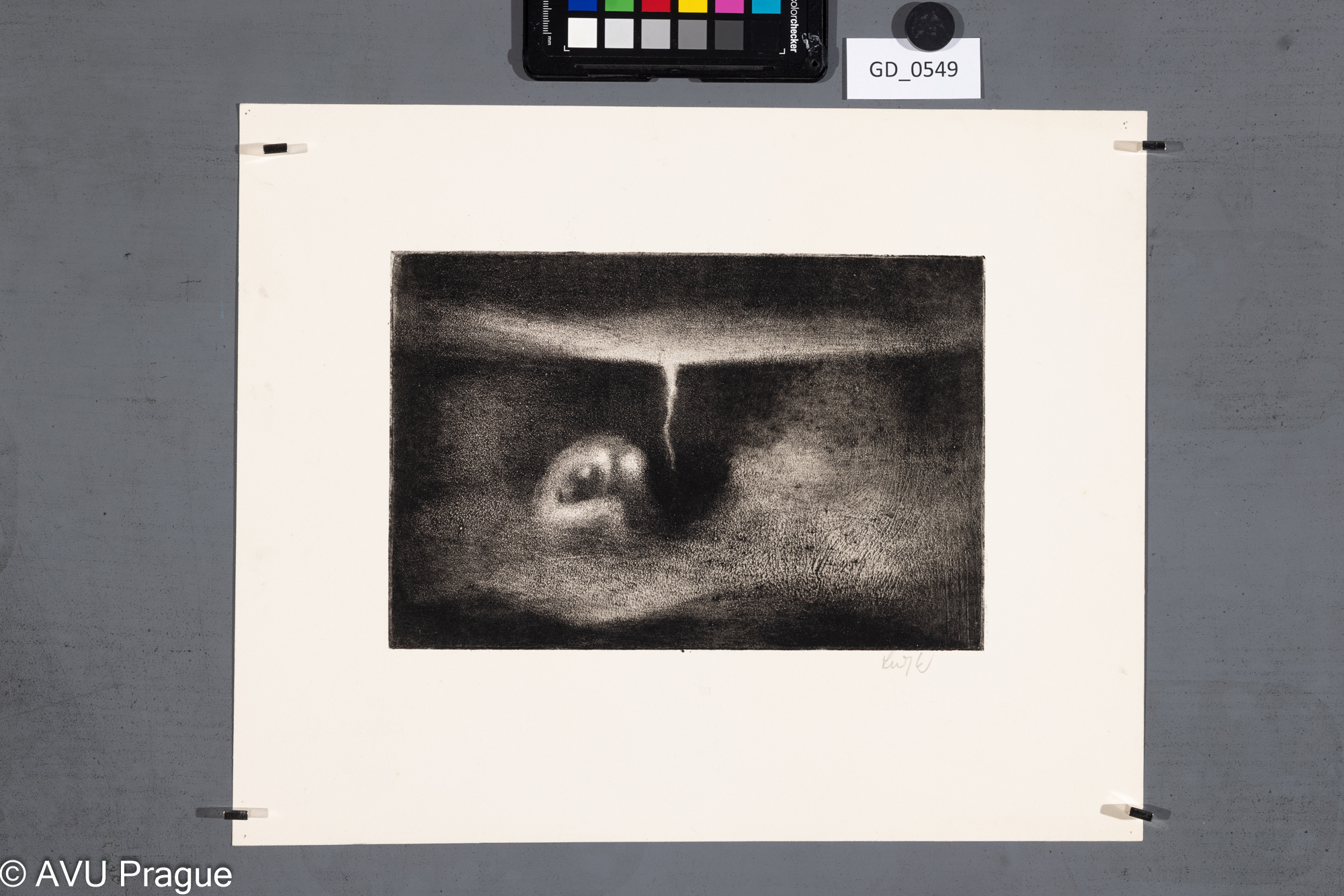 Sedící figura v krajině