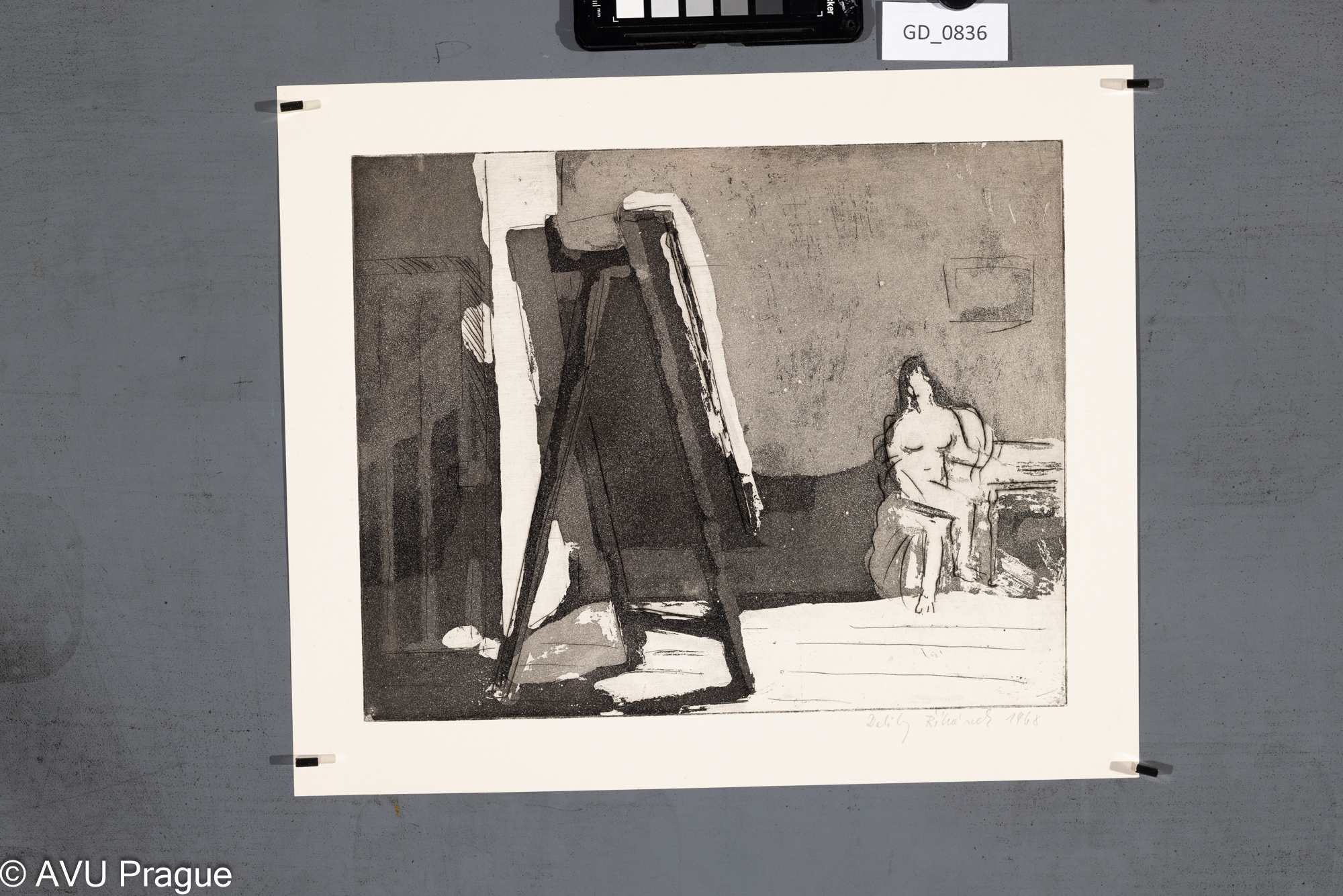 Sedící modelka před stojanem