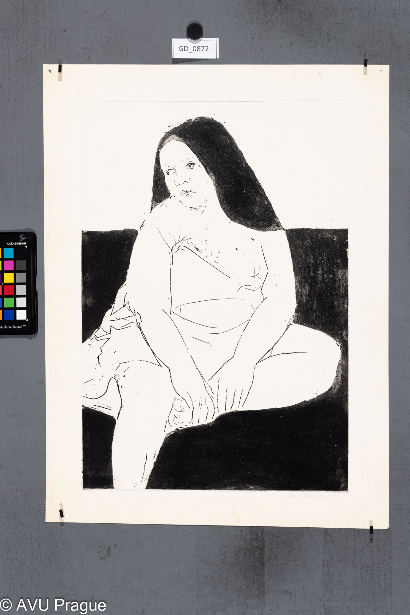 Sedící žena s dlouhými vlasy