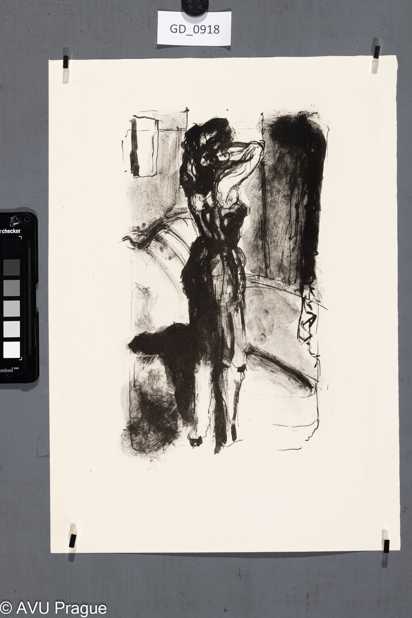 Stojicí ženská figura zezadu