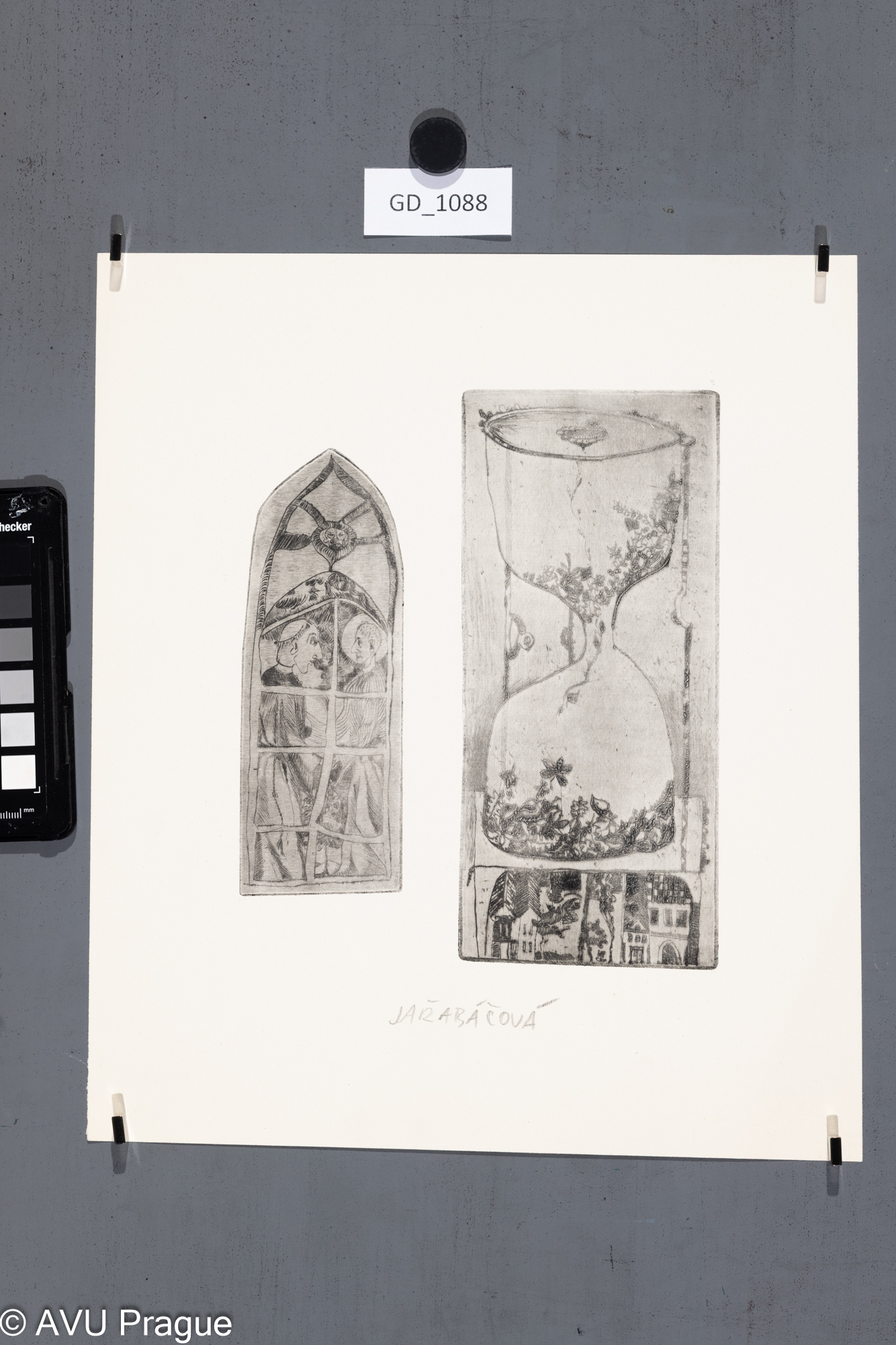 Gotické okno a přesýpací hodiny