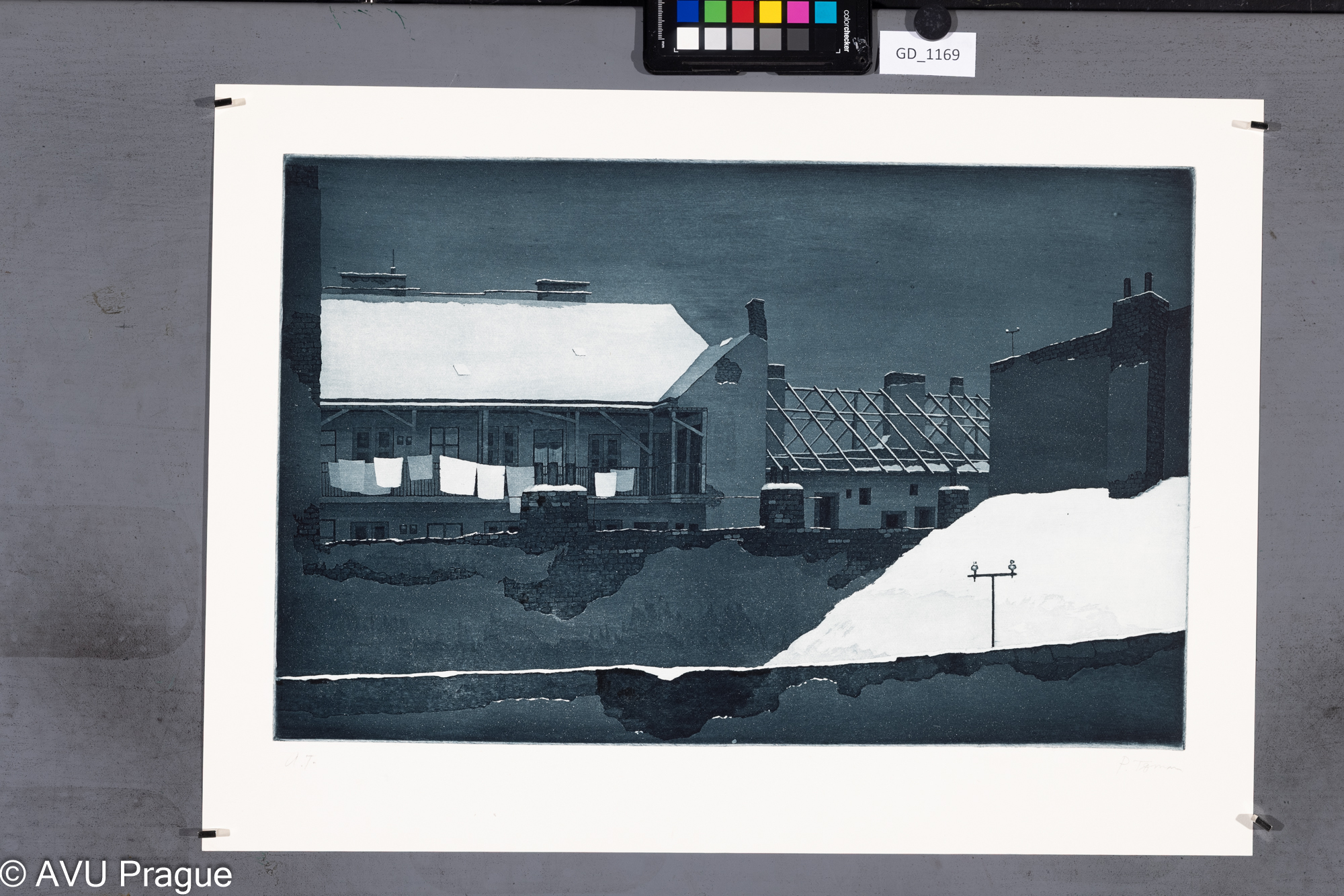 Zimní ulice s prádlem na pavlači